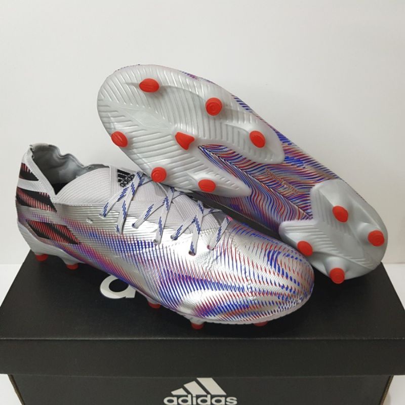 Sepatu Bola Adidas Nemeziz Silver .