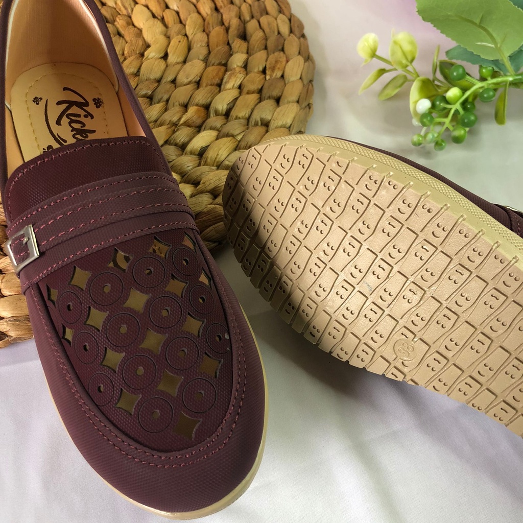 Sepatu Flat Wanita Sol Karet Polos Aksen Belt 3