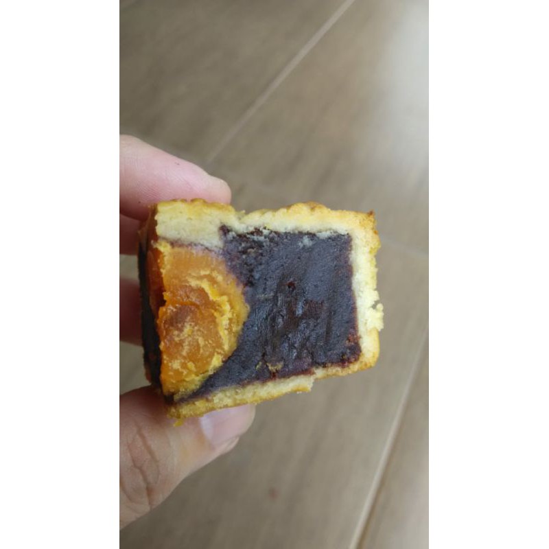 

S5 - Moon cake halal (kue bulan Wang Lai) kacang hitam telur