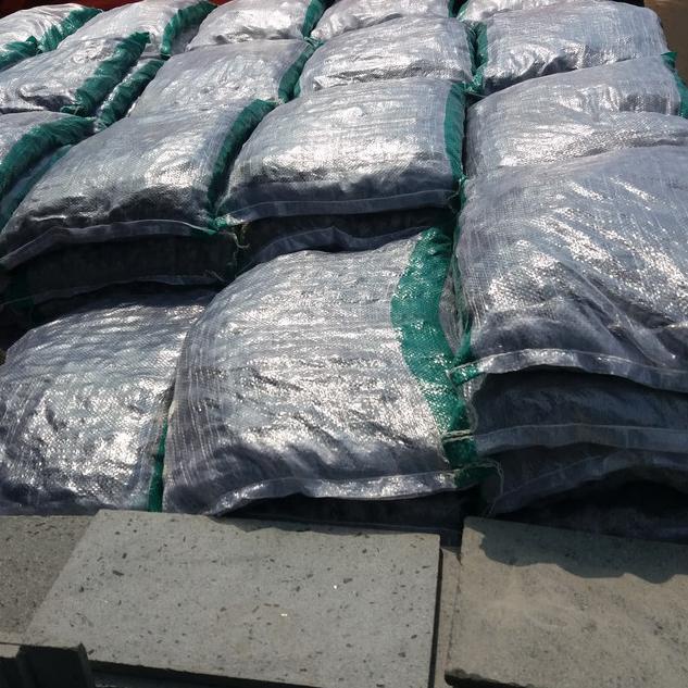 ➣ batu koral hitam//batu hiasan taman. ♬