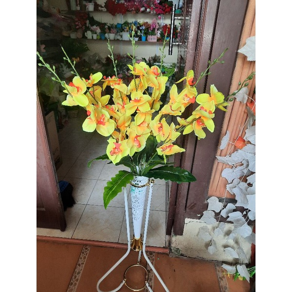 Bunga anggrek artificial cabang 7 berikut pot standing besi /bunga pojok bunga sudut ruangan