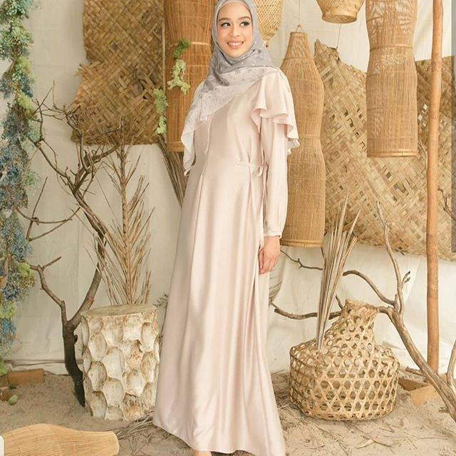 Rinjani Plain Dress - Wearing Klamby