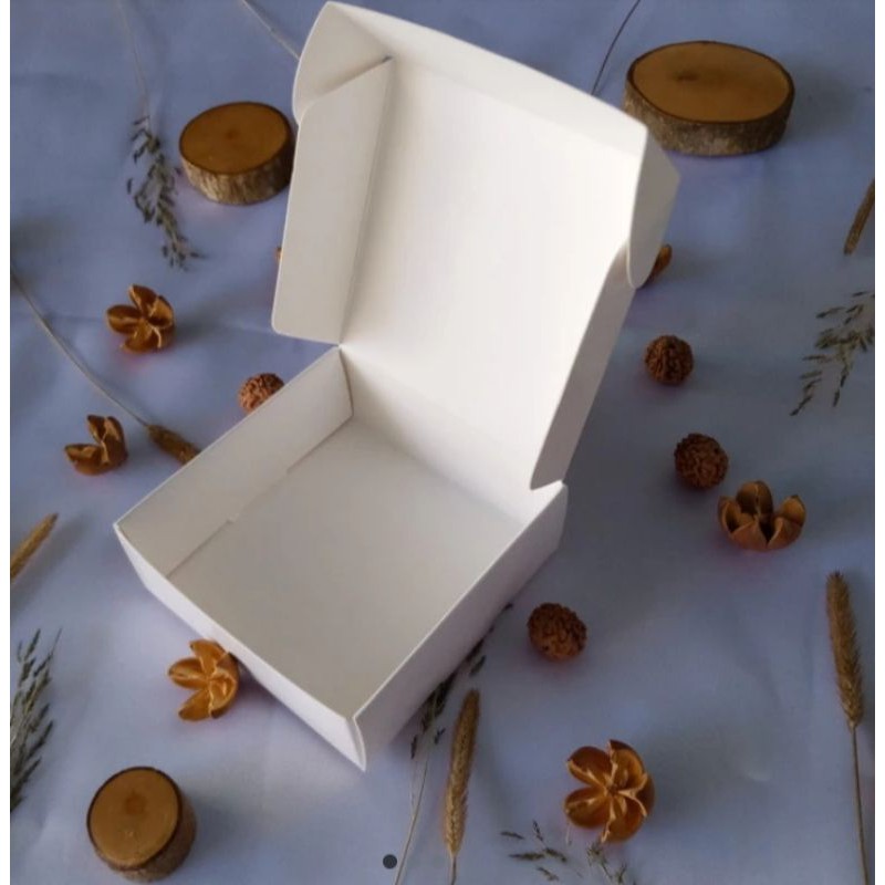 

Kotak kado/Gift box souvenir, Ivory 310g 8X8X3cm