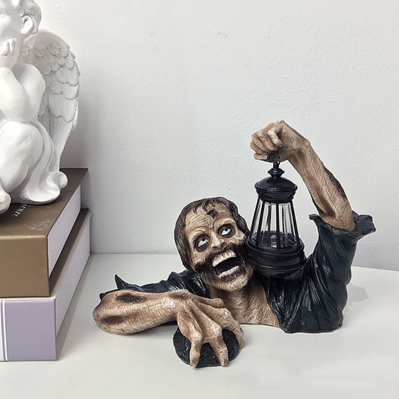 Patung Zombie Hideous Bahan Resin Dengan Lampu Lentera Untuk Dekorasi Pesta Halloween