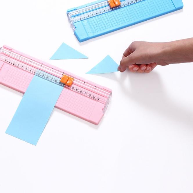 

Tidak Diragukan.. Pemotong kertas mini/Pemotong kertas/EITHER.ID Paper Trimmer Cutter A4 F4 A5/Alat Pemotong Kertas Portable Journaling Scrapbook Aesthetic