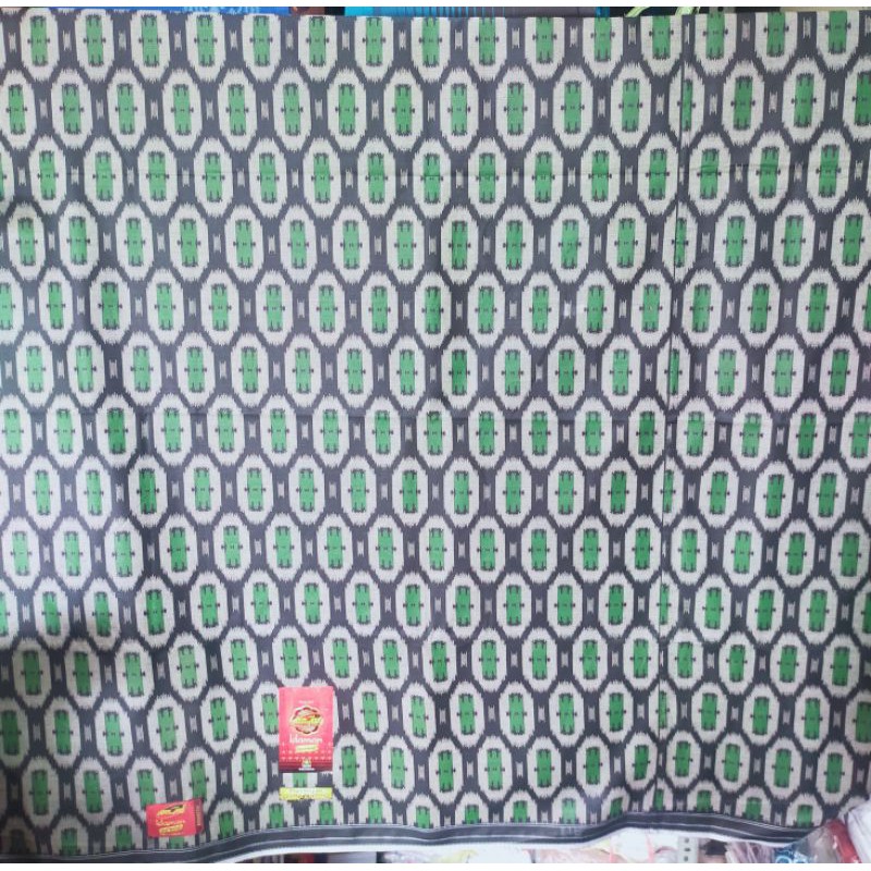 sarung atlas kembang type flamboyan. (idaman kembang). warna hitam.