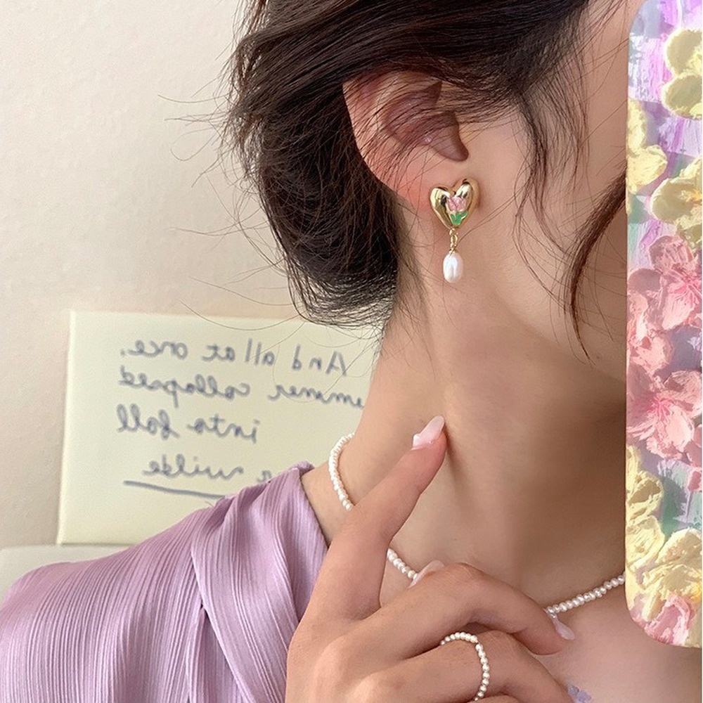 Anting Bentuk Hati Bahan Metal Aksen Mutiara Gaya Retro Untuk Wanita