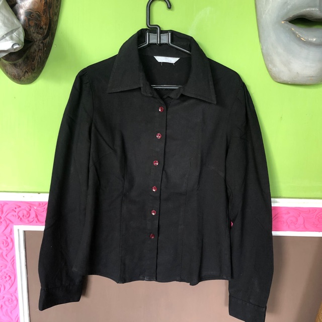 Kemeja hitam kancing maroon