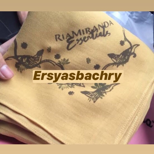 Ria Miranda Polos Bethari scarf