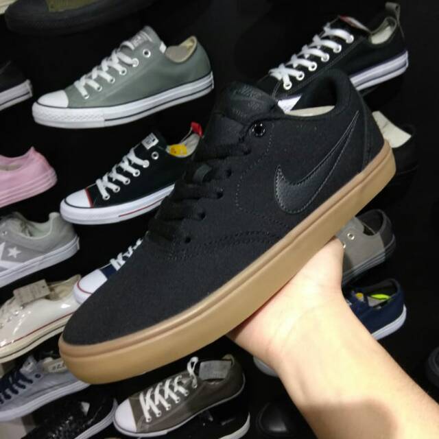 NIKE SB PORTMORE BLACK GUM
(ORIGINAL BNIB) M601