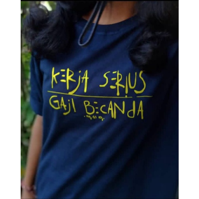Kaos viral Kerja serius gaji becanda