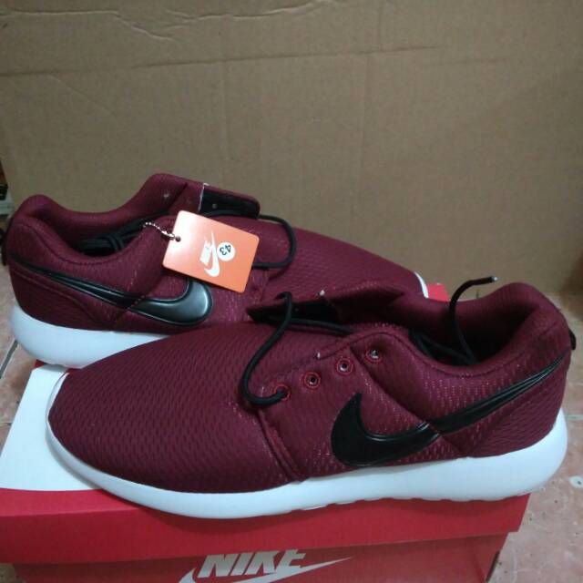 nike roshe runs maroon