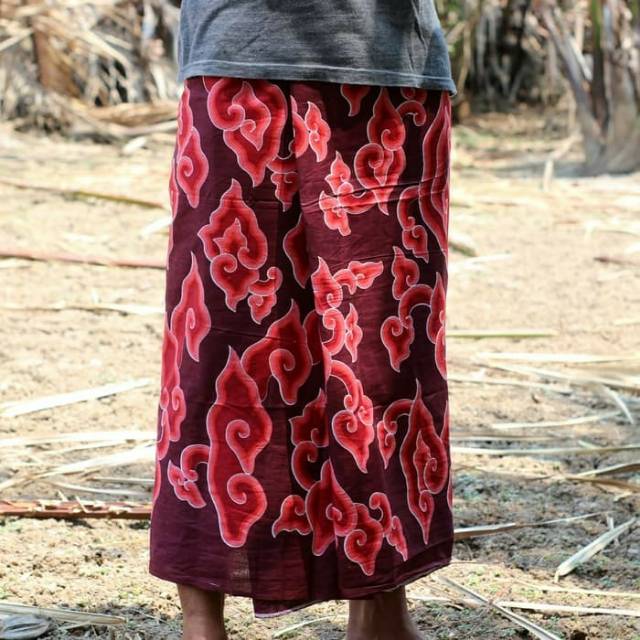 Sarung batik tulis mega mendung khas cirebon