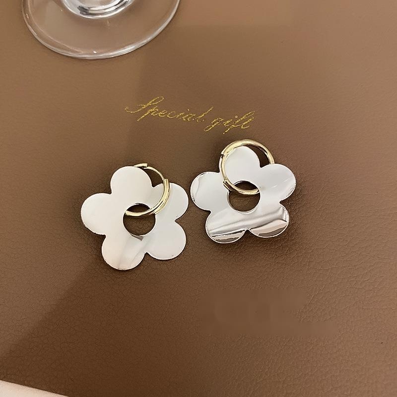 Anting Tusuk Motif Bunga Simple Warna Glossy Untuk Wanita