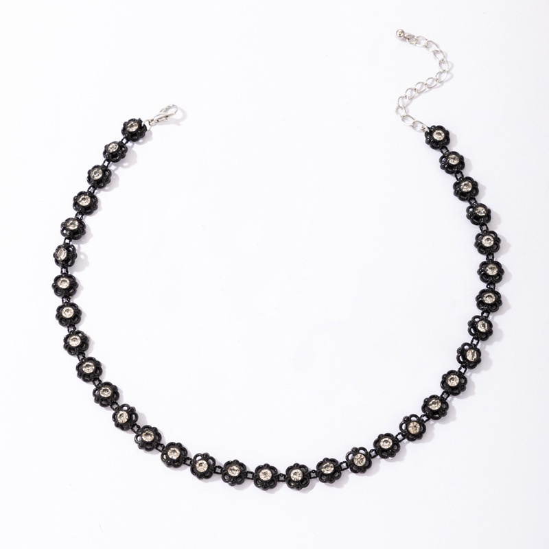 Kalung Desain Bunga camellia hollow Bahan alloy Warna Hitam Gaya Retro