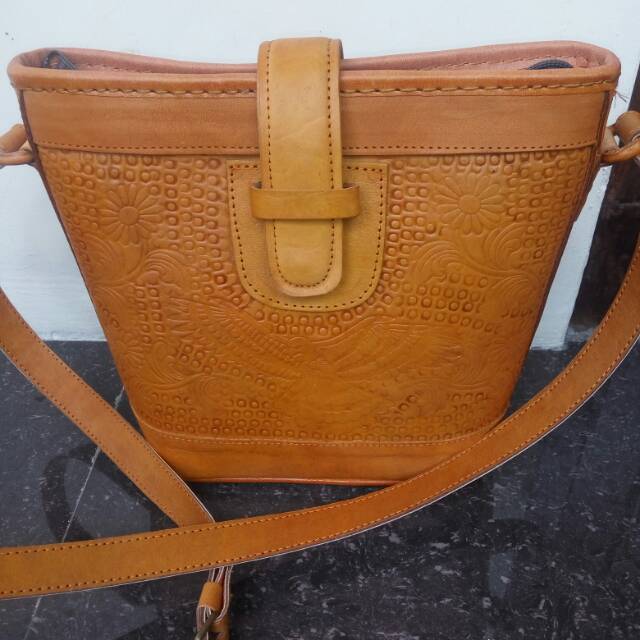 Tas kulit gadis kuning tatah