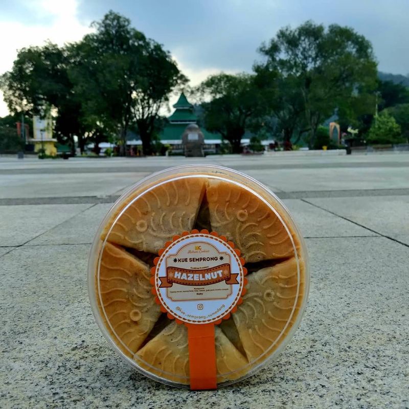 

Kue semprong isi rasa Hazelnut