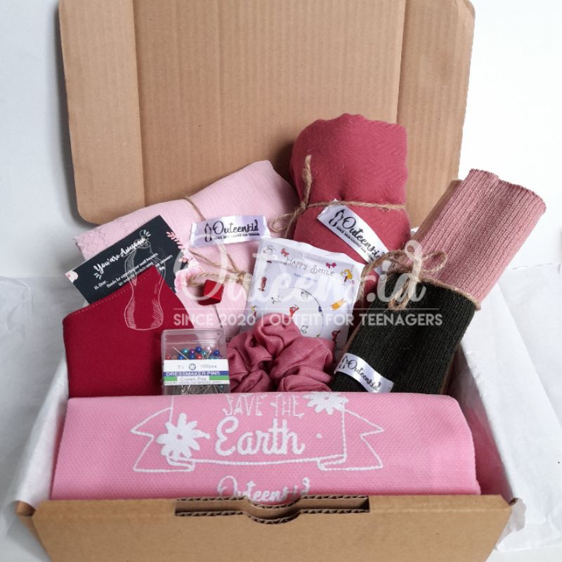 

Hampers Hijab Gift Box Kado Wisuda Graduation Birthday Anniversary Hari Ibu/Kado Cewek by Outeens.id