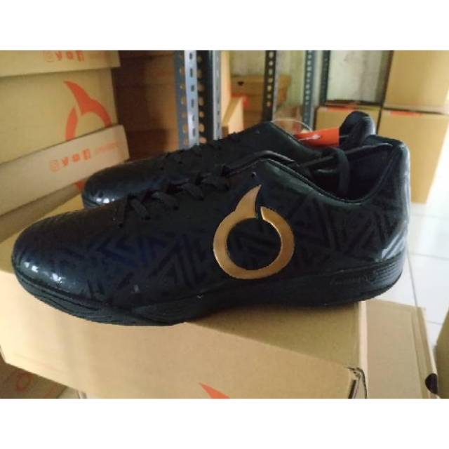 Sepatu Futsal Ortuseight Jogosala Shockwave Black Gold
