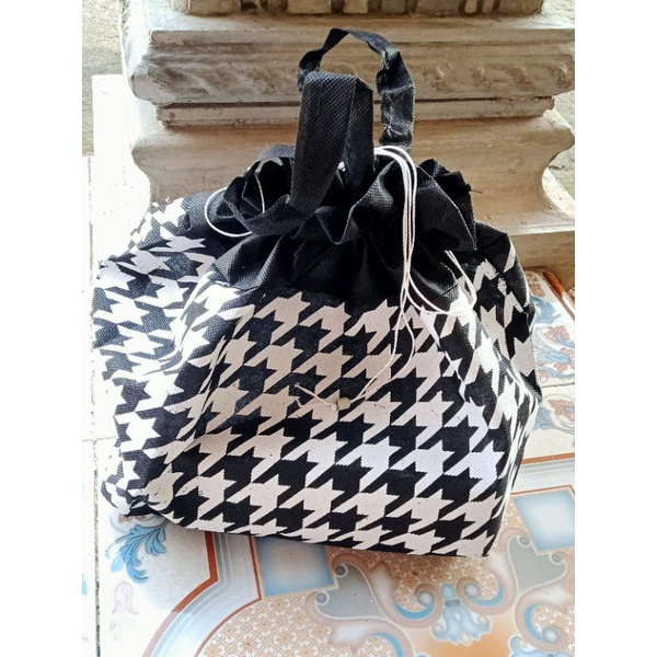 

Tas Spunbond ukuran 30x40 Goodie Bag / Tas Souvenir / Tas Hajatan