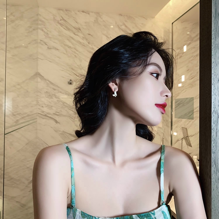 Anting Kupu-Kupu Putih Mengkilap Untuk Wanita Aksesoris fashion Korea