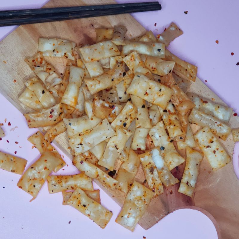 

Cemilan pedas kerupuk pangsit