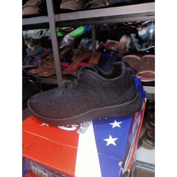 sepatu sekolah hitam polos tali import size 33-38 size kecil