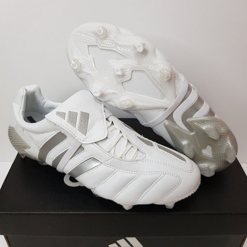 Sepatu Bola Adidas Predator Mania Remake White .