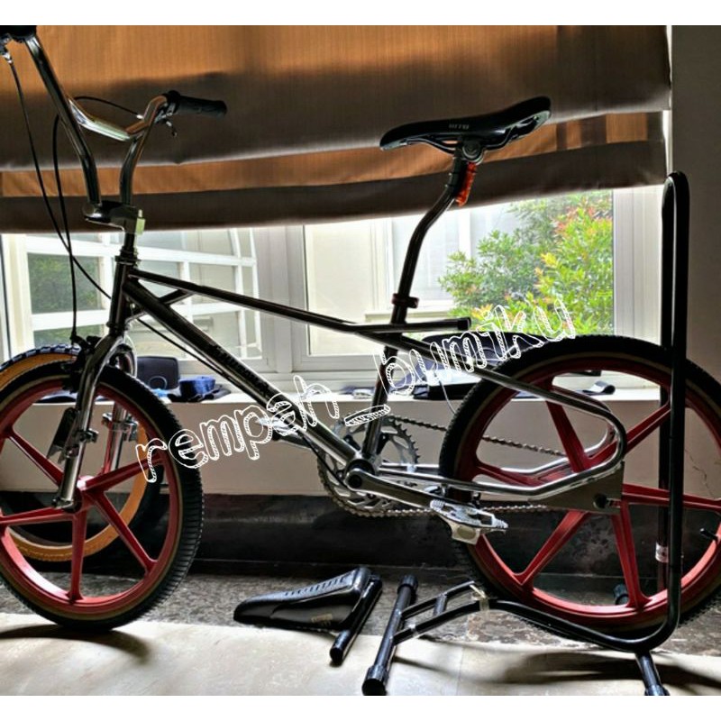 PADDOCK SEPEDA MTB / ROADBIKE / LIPAT / PEDOK SEPEDA / PADDOCK PARKIR-6