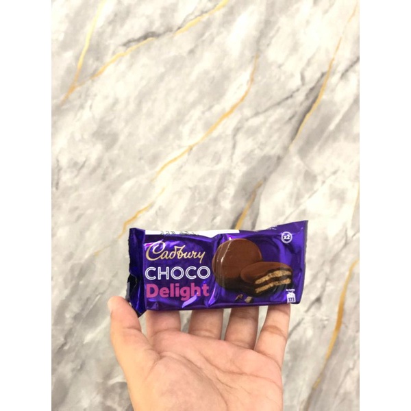 

coklat biskuit Cadbury delight original import 2 biskuit bulat dengan toping Cadbury import