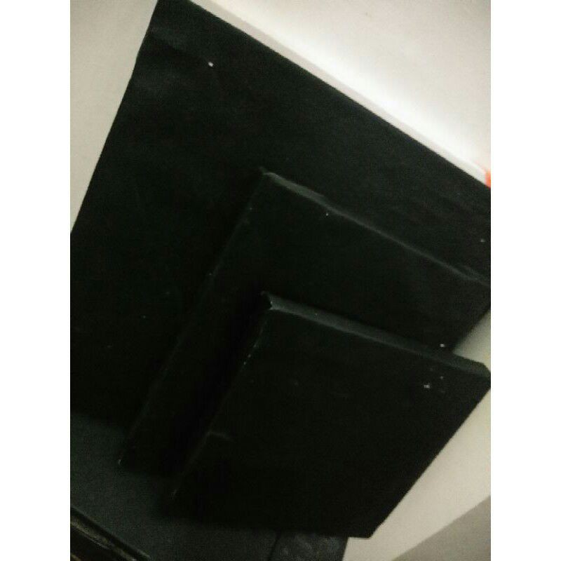 

KANVAS HITAM 20X30CM