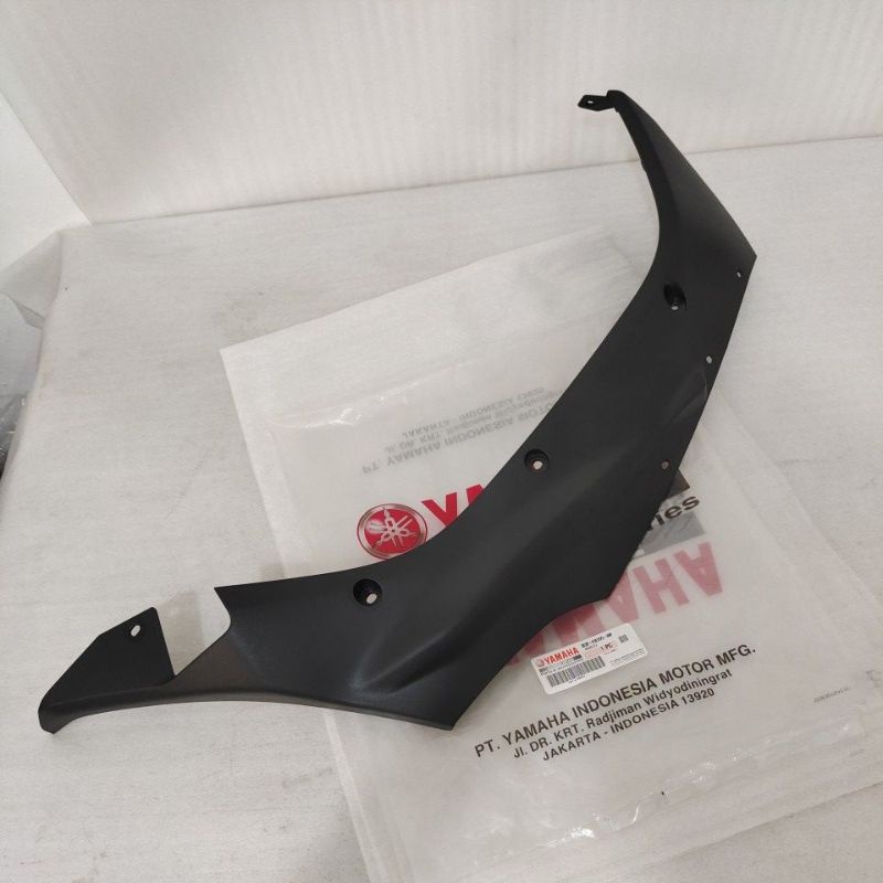 Cover tutup body Under dek KANAN Yamaha Lexi 125 - Lexi S ORIGINAL B3F-F8395-00