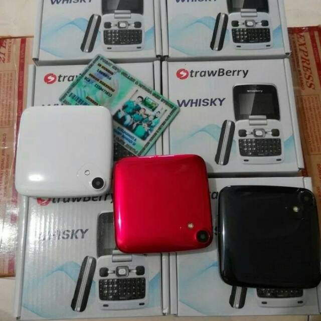 Strawberry ST99 Whisky, Model flip unik, mirip kotak bedak, dual sim, kamera, MP3, garansi 1 tahun