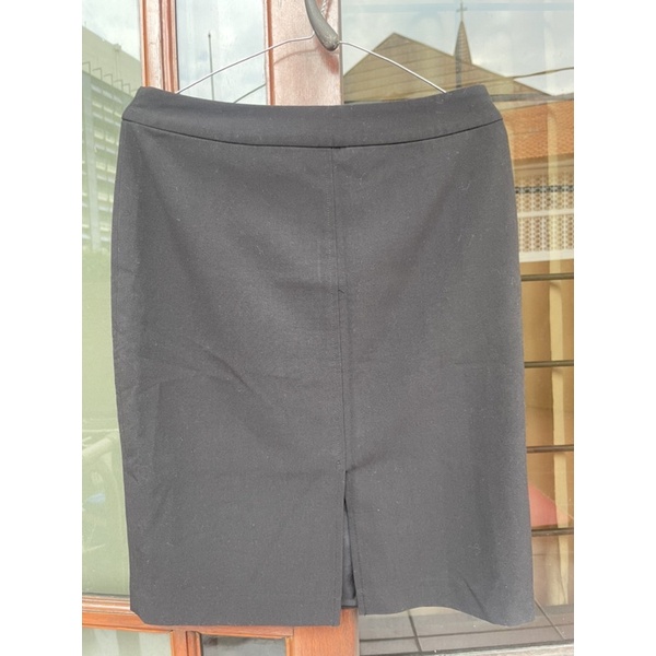 PEELOVED: The executive rok kerja span hitam selutut