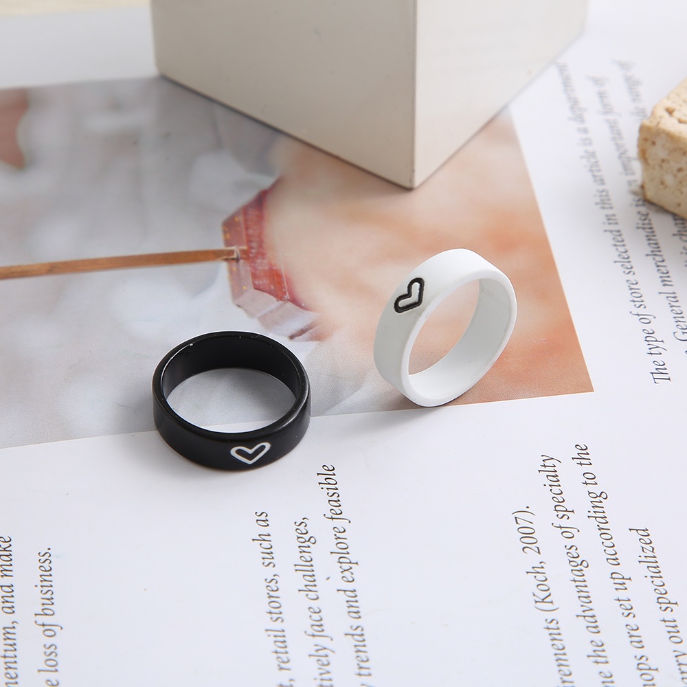 Set Cincin Pasangan Warna Hitam Dan Putih Untuk Wanita