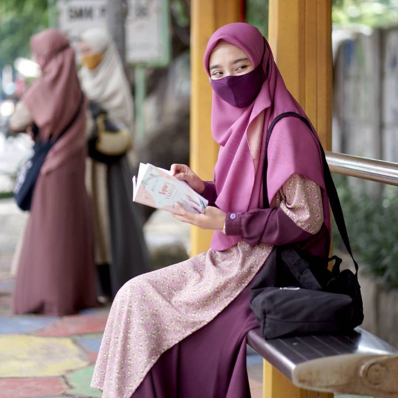 GAMIS LYA by Hijab Alila Hijabalila Dresa Motif aksen bunga apron terbaru