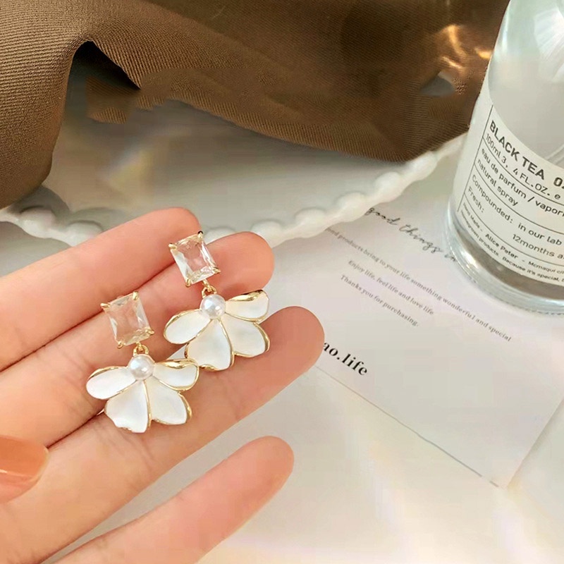 Anting Tusuk Motif Bunga Klasik Elegan Ala Perancis / Retro Warna Putih Untuk Wanita