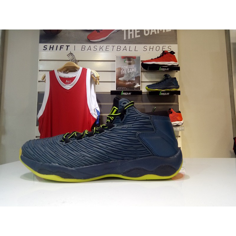 sepatu basket League Shift