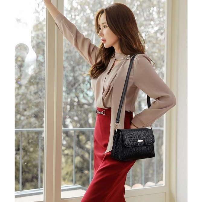 TFT AX200185 92844 AX844 B2018 C0650 D02488 E4178 R6056 D21 (1 KG MUAT 3) Tas Selempang Wanita Import Stylish Elegant