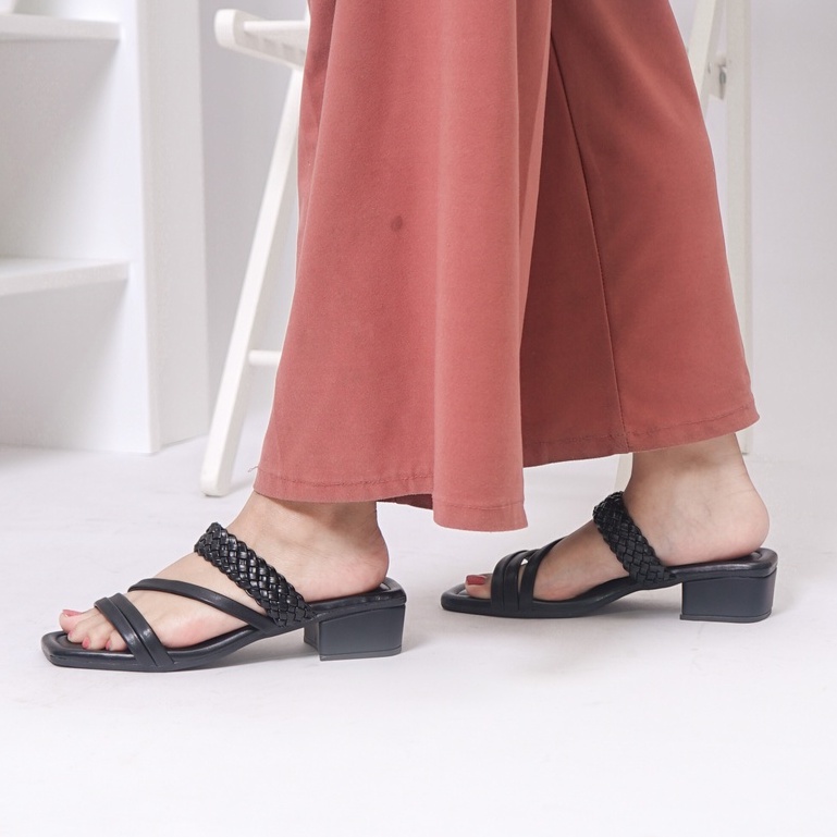 SARASARA YUK - ALINE Sandal Wanita High Heels 4cm Hak Tahu Size 36 - 40 SARA SARA Sendal Cewek Heel Model Chunky Tali Kepang Silang 37 38 39 Warna Brown Cokelat Smoke Coksu Pergi Kondangan Acara Formal Original Kekinian Terbaru Shoes Mall Official Store