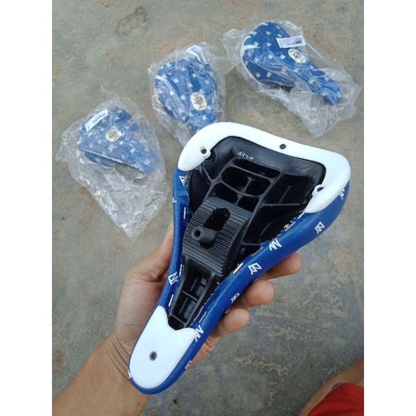 Seat pivotal Alienation