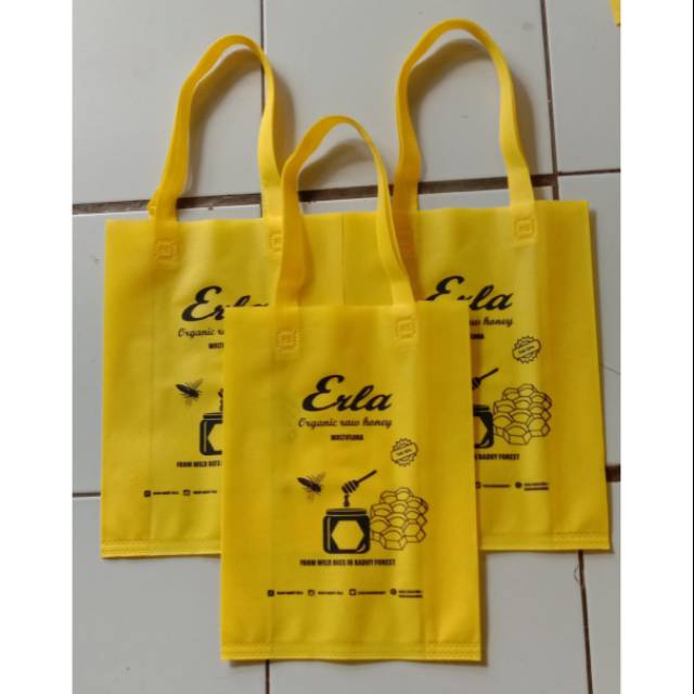 

Tas spunbond termurah tipe tali 25×35×10 plus sablon 1sisi 1warna kilat