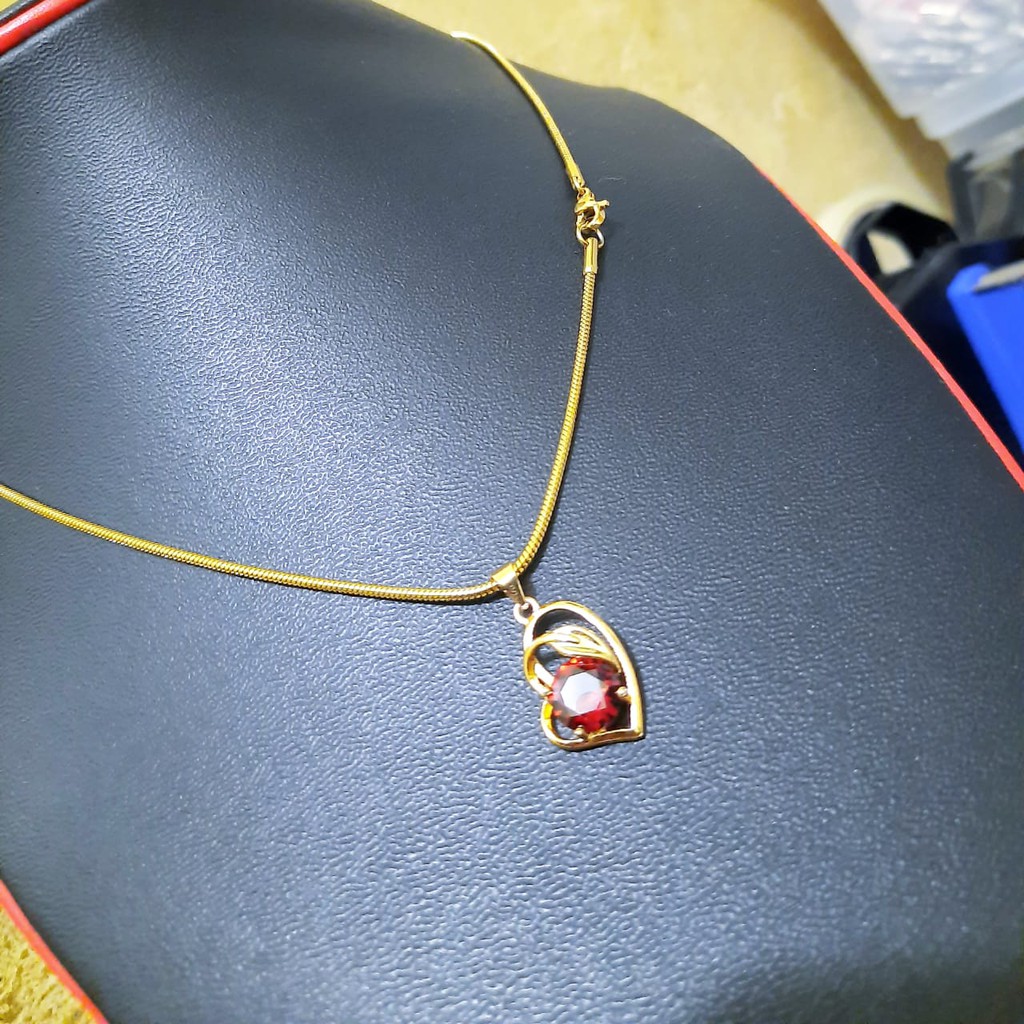 kalung titanium gold bulat plus liontin love permata merah