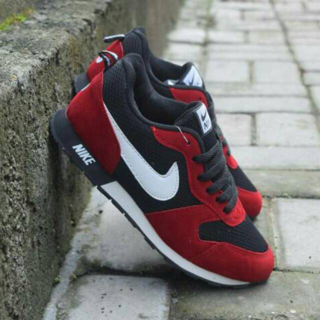 SEPATU SPORT NK MD RUNNER MERAH HITAM / COWOK CEWEK / MADE IN VIETNAM