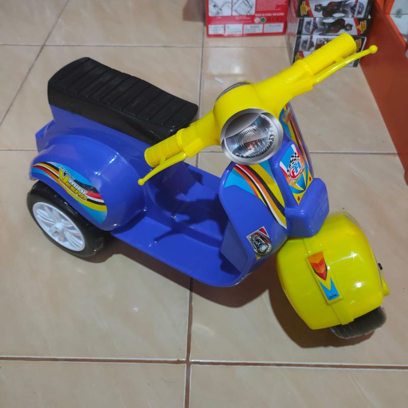 mainan motor vespa mini roda 3 tanpa musik dan lampu