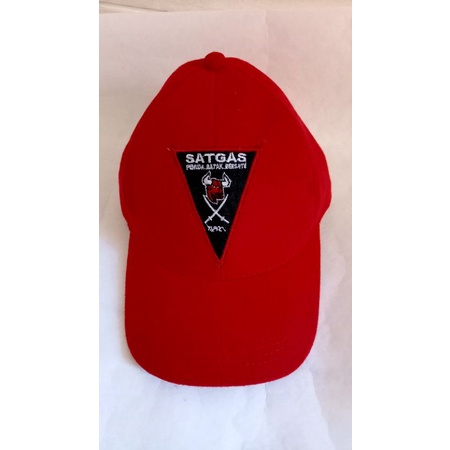 topi berlogo satgas pemuda Batak bersatu