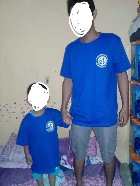 Kaos Cap Orang Tua Duduk Melingkar Gelas Berputar Bahagia Bersama Orang Tua Sablon Pu