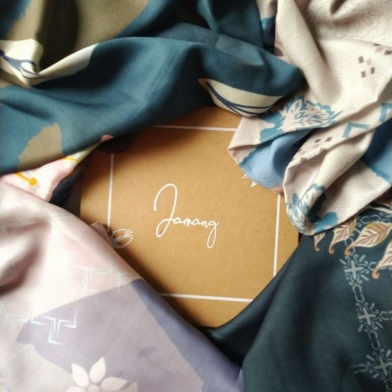 

Box Hijab Polos 20x20x1.5cm
