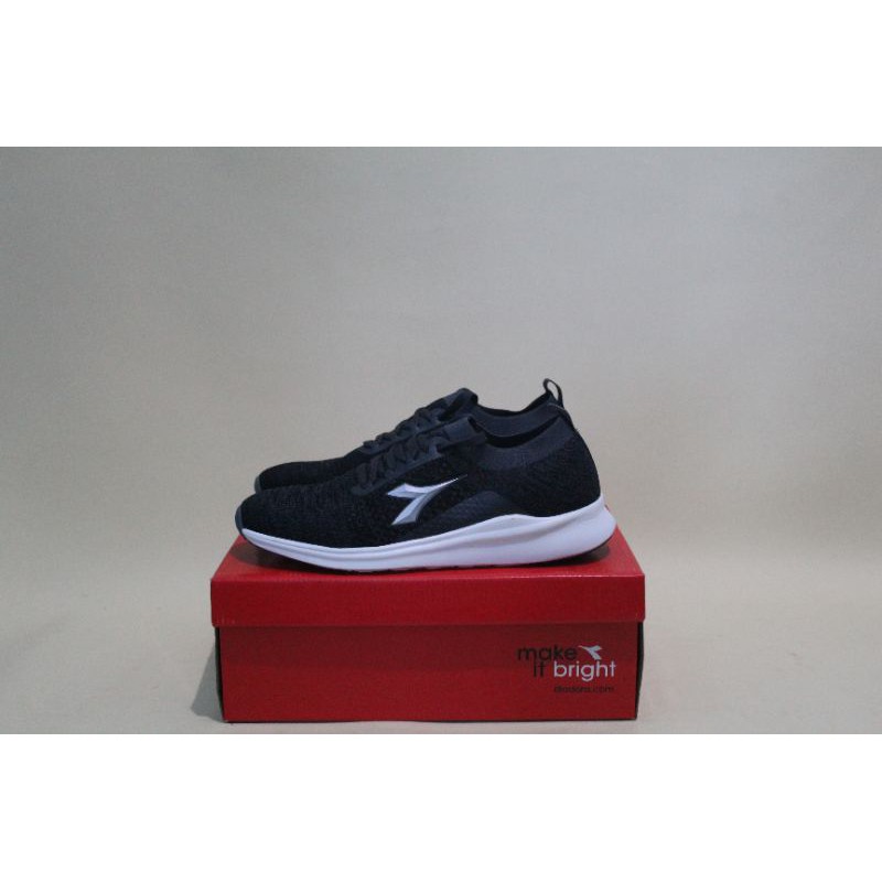 DIADORA VINICIO GREY,