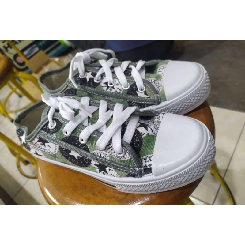 Sepatu sneakers